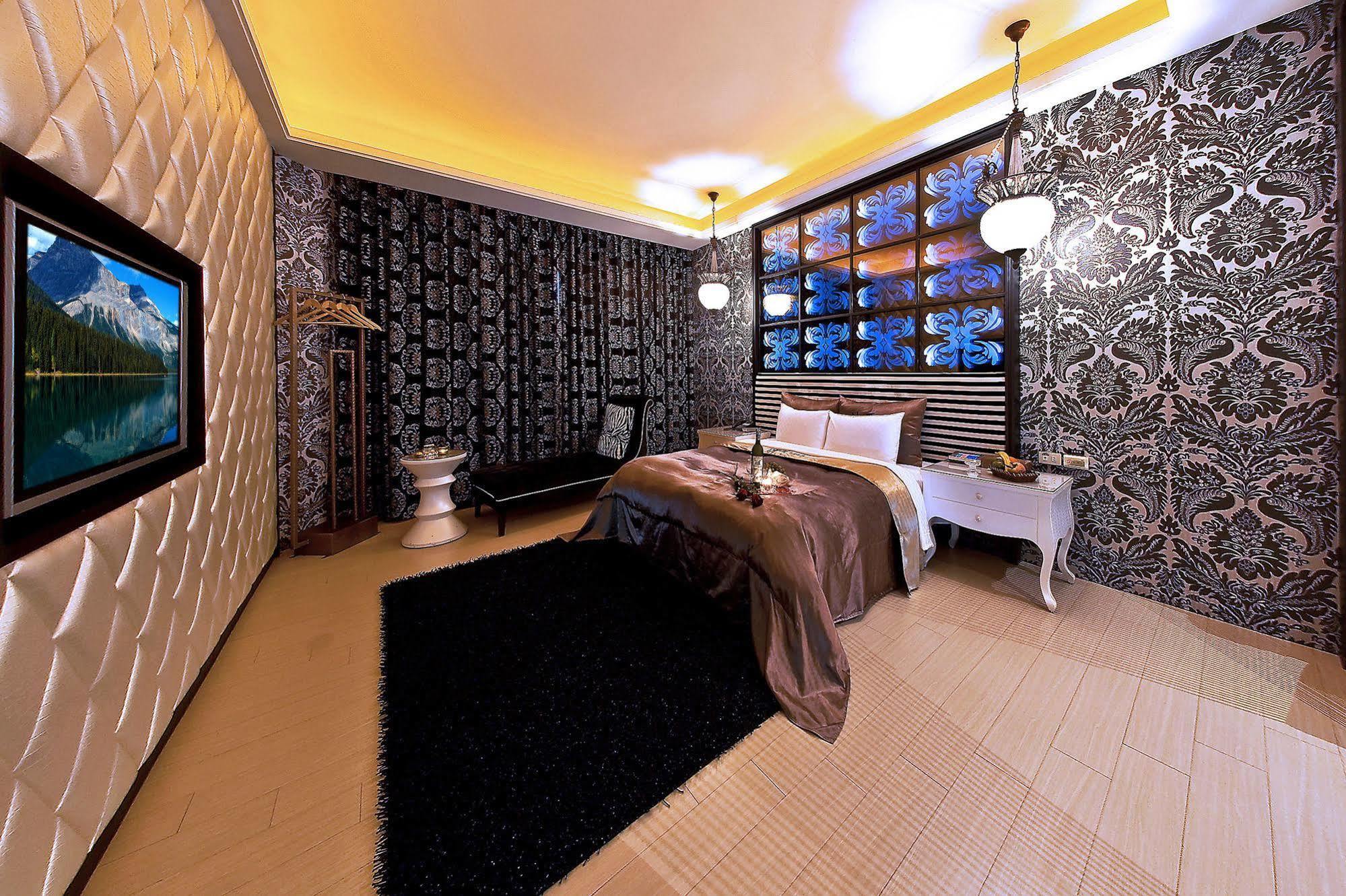Sasha Motel Taichung Buitenkant foto