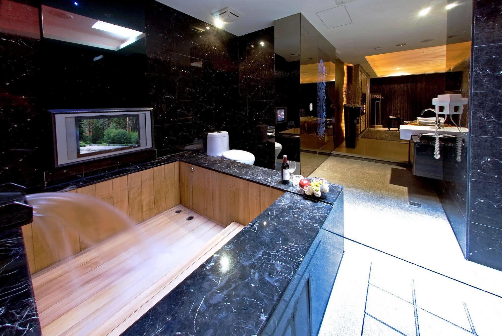 Sasha Motel Taichung Buitenkant foto