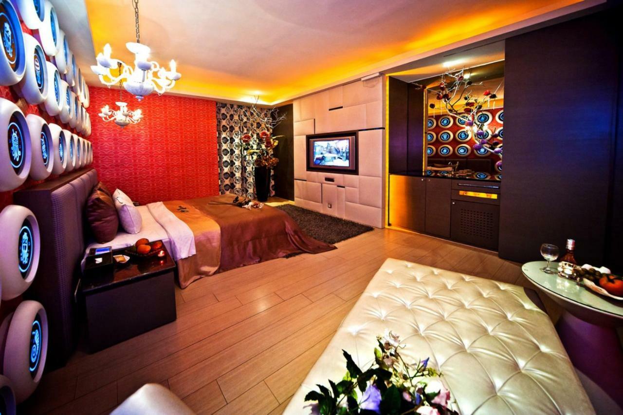 Sasha Motel Taichung Buitenkant foto