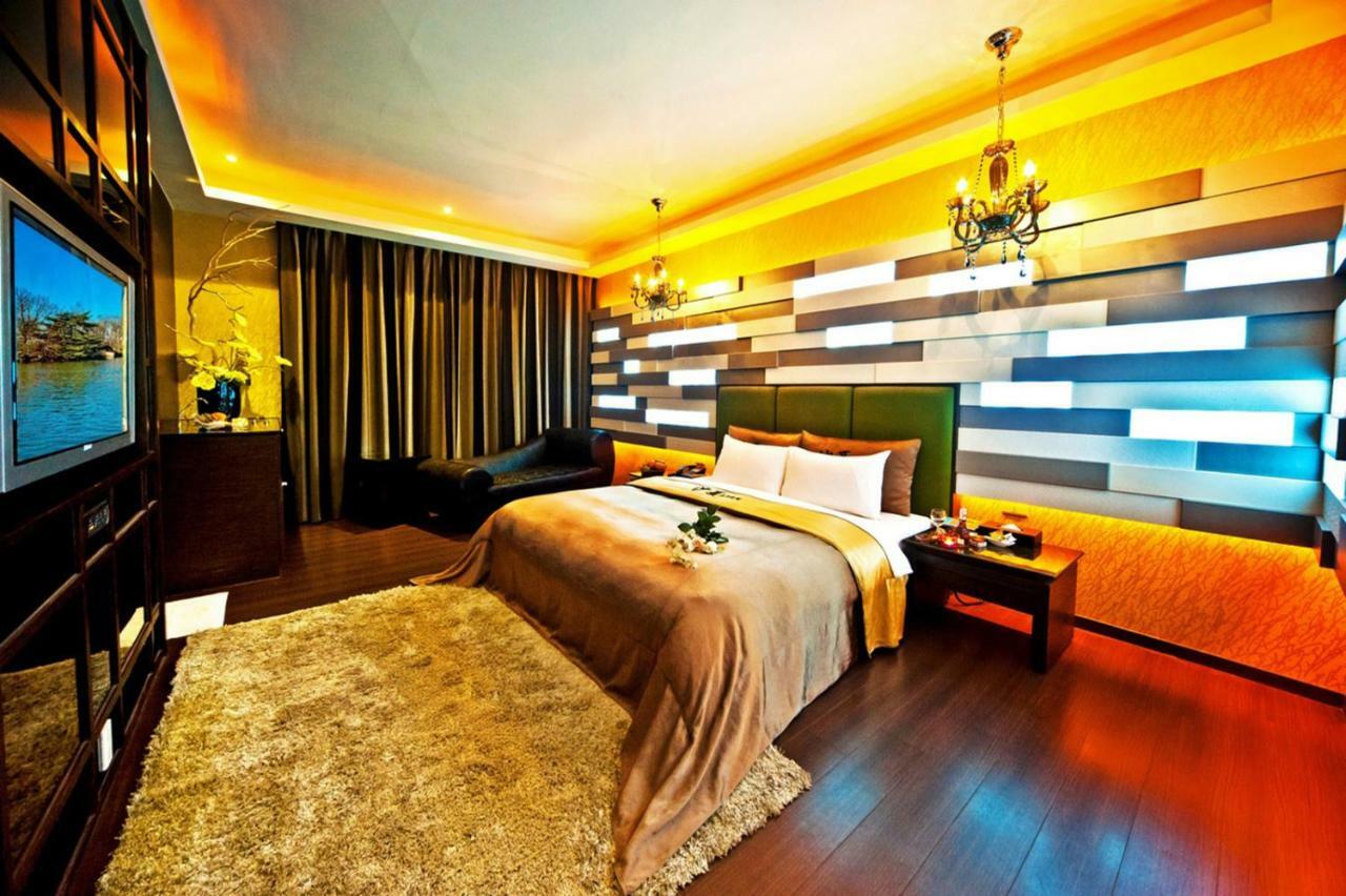 Sasha Motel Taichung Buitenkant foto